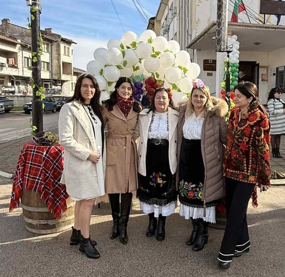 Областният управител участва в ритуалното зарязване на лозята в община Ново село