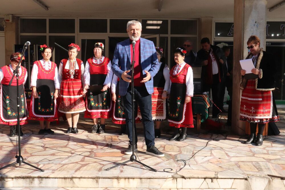 Областният управител на Русе Драгомир Драганов и кметът на Иваново Георги Миланов зарязаха лозите край Пиргово