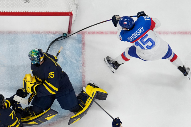 Словакия загуби от Швеция на олимпийския хокеен турнир, но почти сигурно ще играе на четвъртфиналите, Латвия изненада Германия