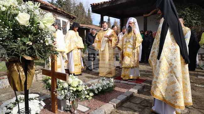 Патриарх Даниил възглави заупокойно богослужение по повод осем години от кончината на дядо Добри, събирал дарения за храмове и манастири