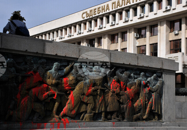 Бургас - Паметник на съветската армия - червена боя 