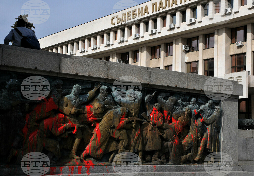 Бургас - Паметник на съветската армия - червена боя