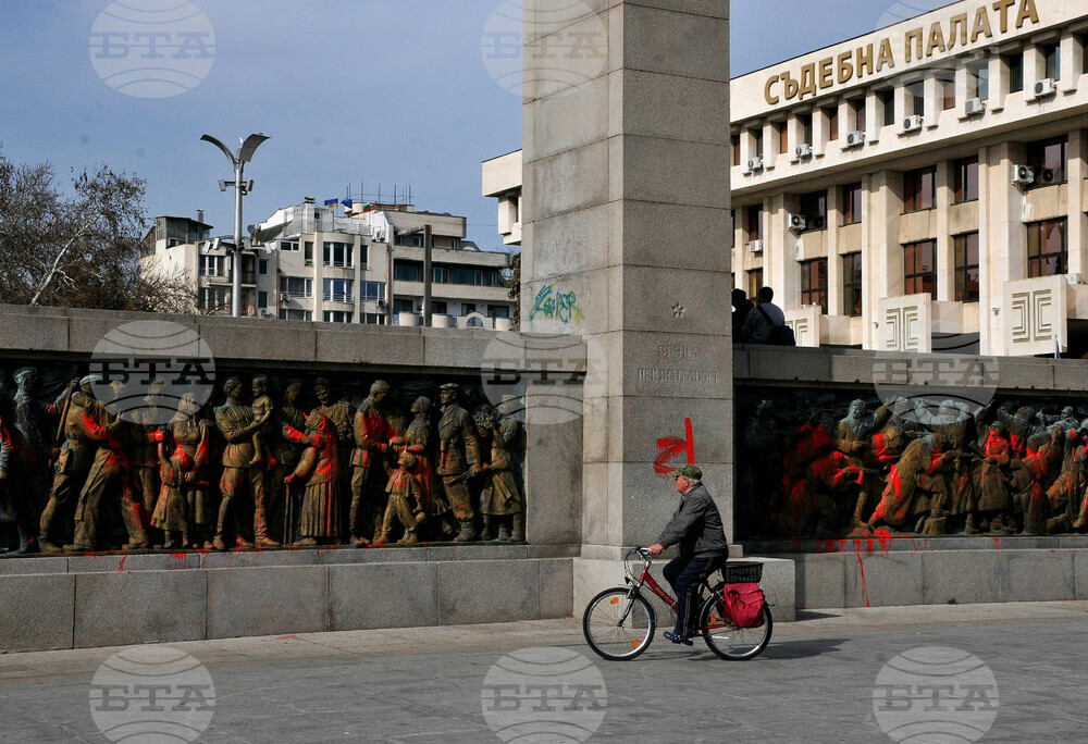 Бургас - Паметник на съветската армия - червена боя