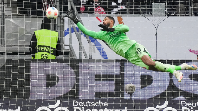 Вратарят на Айнтрахт Франкфурт Кауа Сантос. ще отсъства от терена няколко седмици заради контузия