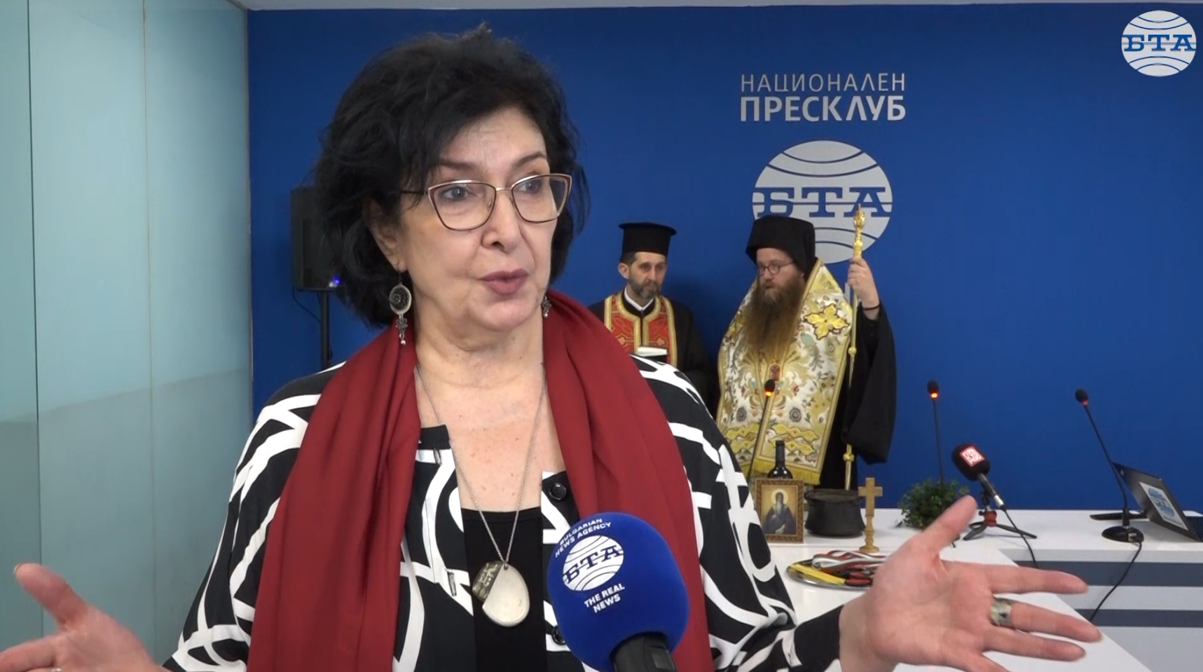 Джаз певицата Вики Алмазиду приветства новия пресклуб на БТА в Атина с песен на големия гръцки композитор Манос Хадзидакис