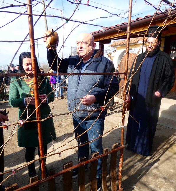 С конкурс за домашно вино, концерт и народно веселие в Лом отбелязаха Трифон Зарезан