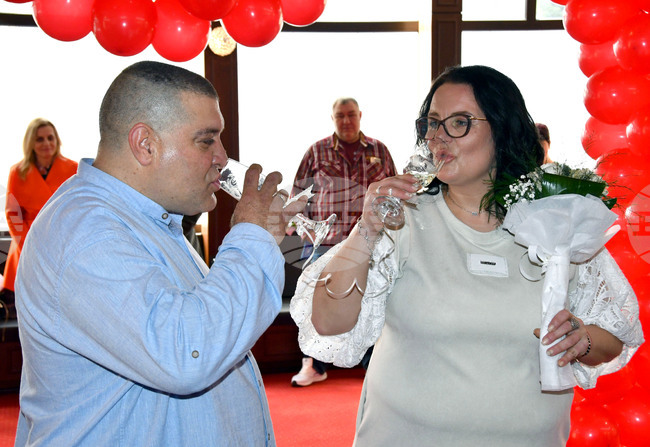 Четиринадесет двойки сключиха граждански брак в Хасково