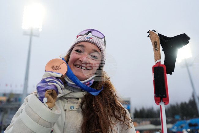 Французойката Лу Жанмоно си почива от биатлона със ски алпинизъм