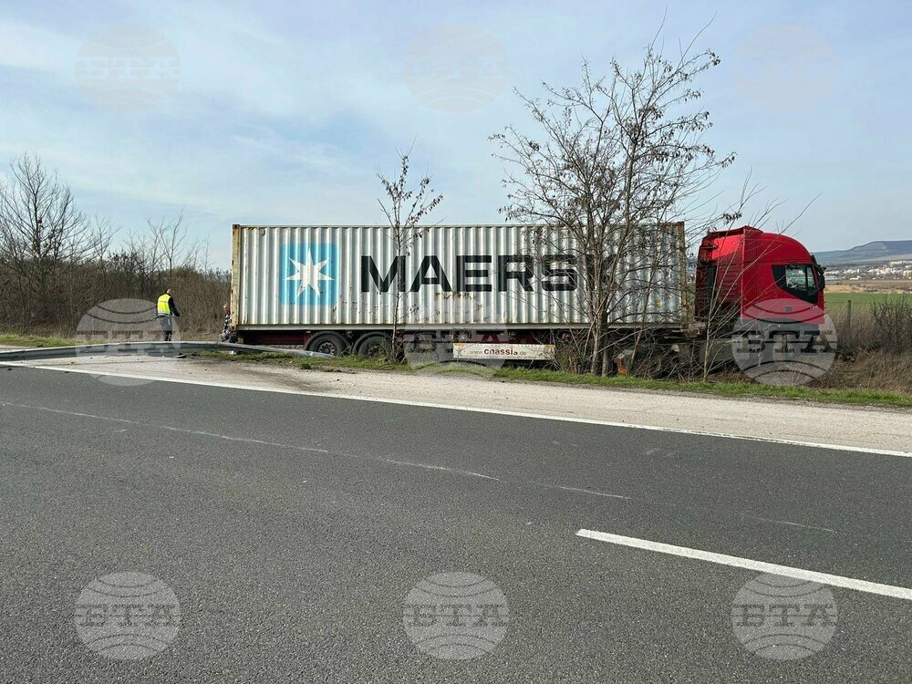 Временно е ограничено движението при 364-ия километър на автомагистрала "Хемус", заради изтегляне на аварирал вчера тежкотоварен автомобил