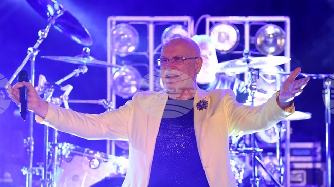 Йордан Караджов от „Сигнал“ към публиката на 14 февруари: Добре дошли на концерта на любовта и виното