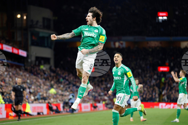 Нюкасъл елиминира Астън Вила за Купата на Англия с три гола през второто полувреме, Мансфилд поднесе сензацията на четвъртия кръг