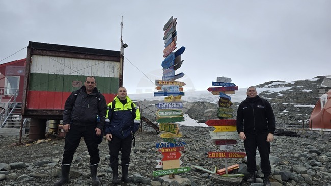 Учени и екипаж от научноизследователския кораб "Св. св. Кирил и Методий" посетиха българската антарктическа база "Св. Климент Охридски"