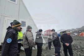 Антарктида - научноизследователски кораб „Св. св. Кирил и Методий" - българска антарктическа база „Св. Климент Охридски"