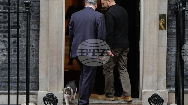 Зеленски пристигна в Лондон