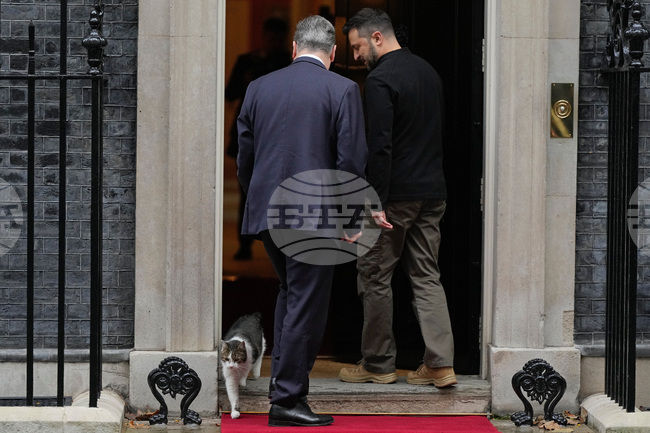 Зеленски пристигна в Лондон