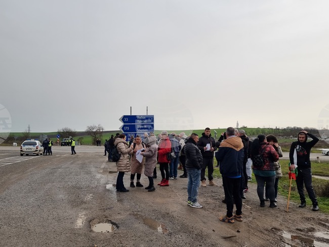 Жители на Елхово излязоха на протест заради лошото състояние на международния път I-7