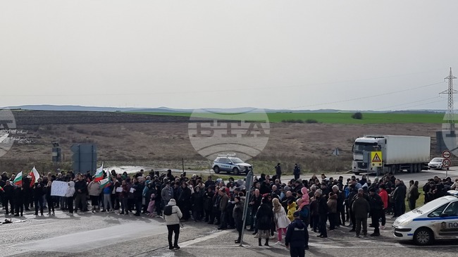 Протестиращи блокираха за кратко движението по международния път I-7 край Елхово за граничен пункт "Лесово" 