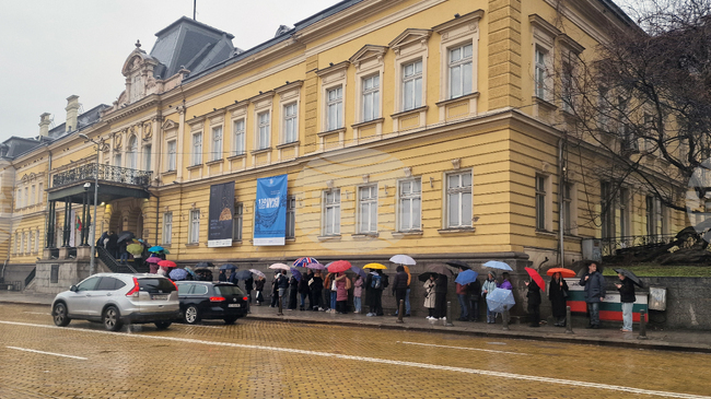 Опашка от желаещи да разгледат изложбата с творби на Гийермо Лорка се изви пред „Двореца" в София
