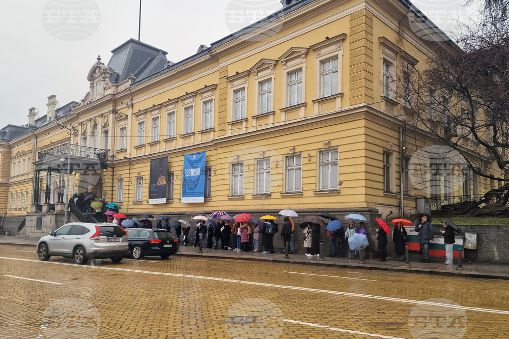 Опашка от желаещи да разгледат изложбата с творби на Гийермо Лорка се изви пред „Двореца" в София