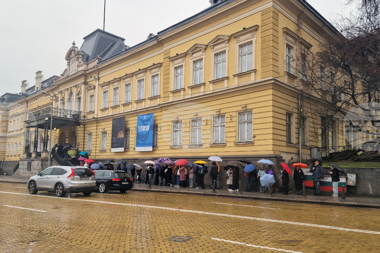 Art Lovers Queue in Sofia on Last Day of Guillermo Lorca Exhibition