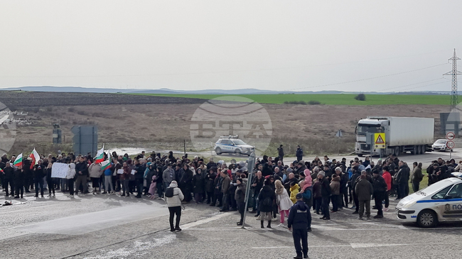 Протестиращи блокираха за кратко движението по международния път I-7 край Елхово за граничен пункт "Лесово" 