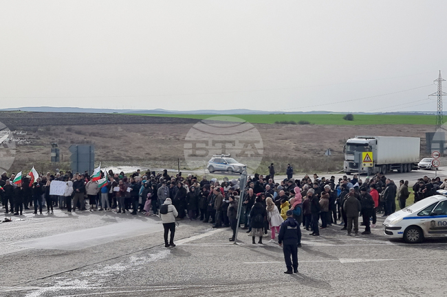Протестиращи блокираха за кратко движението по международния път I-7 край Елхово за граничен пункт "Лесово" 
