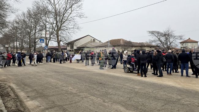 Жители на добричкия квартал "Рилци" излязоха на протест заради лошото състояние на улиците