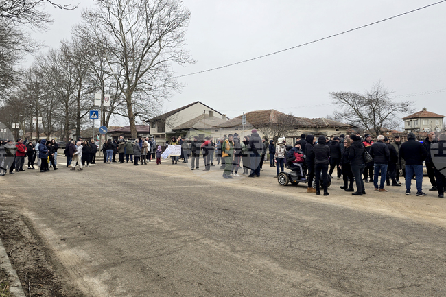 Жители на добричкия квартал "Рилци" излязоха на протест заради лошото състояние на улиците