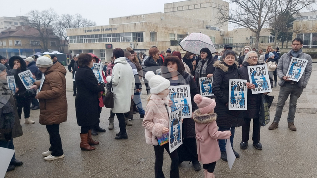 Граждани се събират пред сградата на Общината в Червен бряг на протест против войната по пътищата 