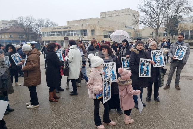 Граждани се събират пред сградата на Общината в Червен бряг на протест против войната по пътищата 