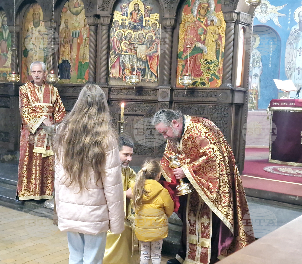 Търговище - храм „Св. Успение Богородично“ - неделна служба и проповед