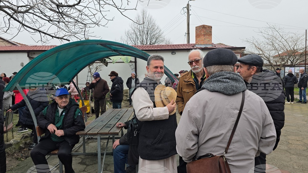 Миряни излязоха в защита на разпопен свещеник пред църквата "Света Троица" в Сливен