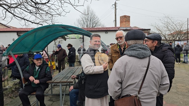 Миряни излязоха в защита на разпопен свещеник пред църквата "Света Троица" в Сливен
