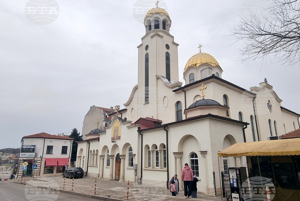 Шумен - църква „Свети Три Светители“ - неделна служба