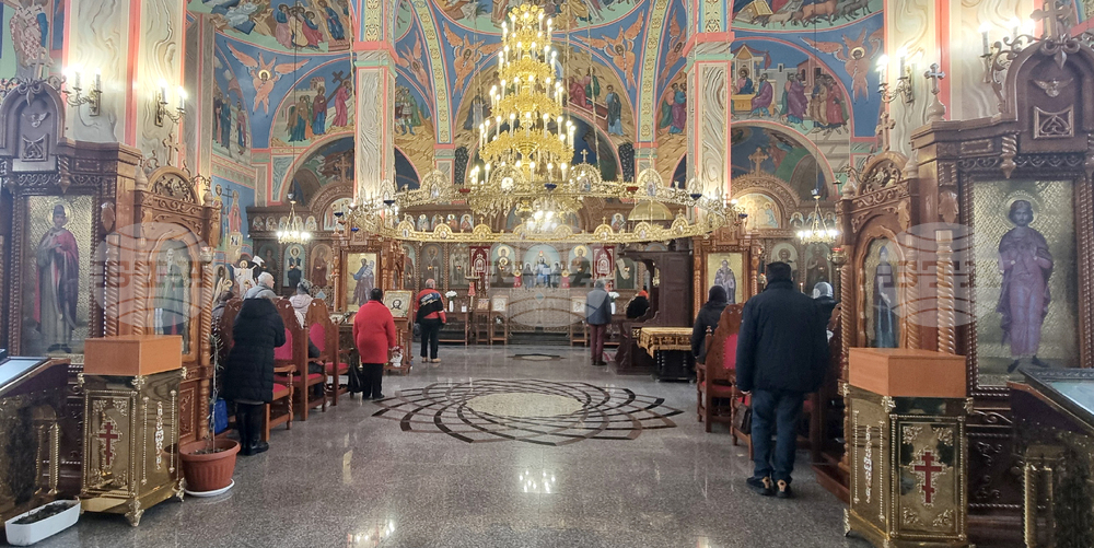 Шумен - църква „Свети Три Светители“ - неделна служба