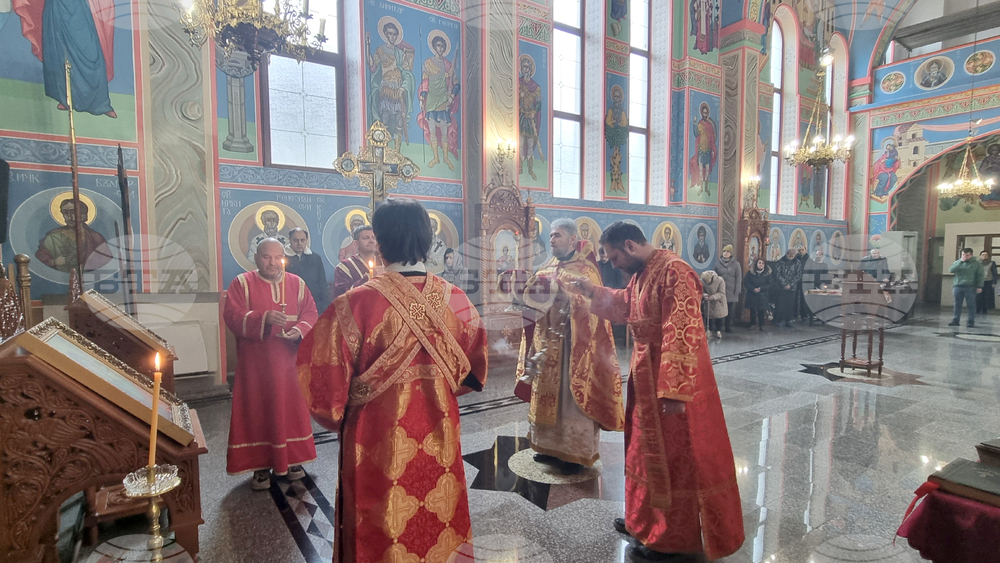 Шумен - църква „Свети Три Светители“ - неделна служба