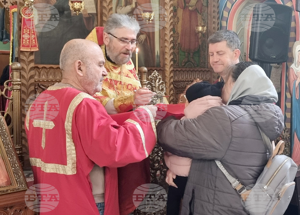 Шумен - църква „Свети Три Светители“ - неделна служба