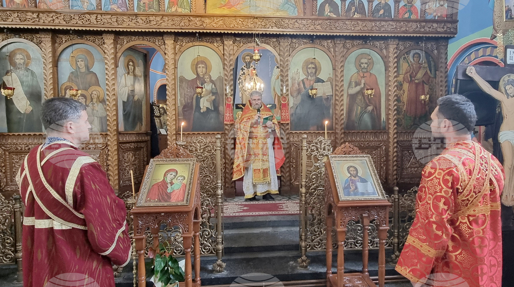 Шумен - църква „Свети Три Светители“ - неделна служба