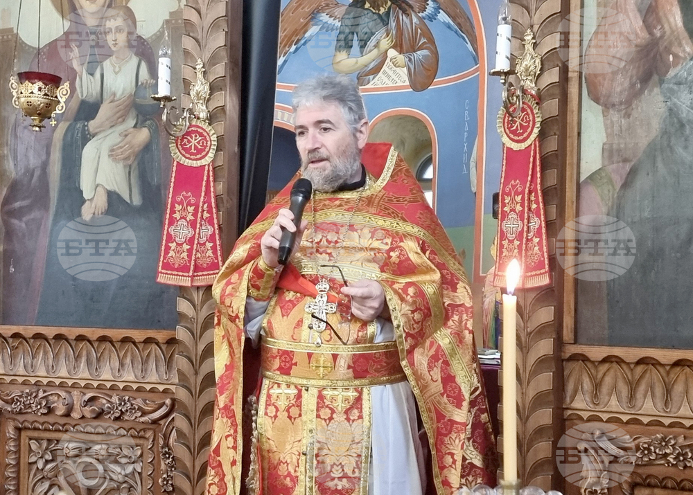 Шумен - църква „Свети Три Светители“ - неделна служба