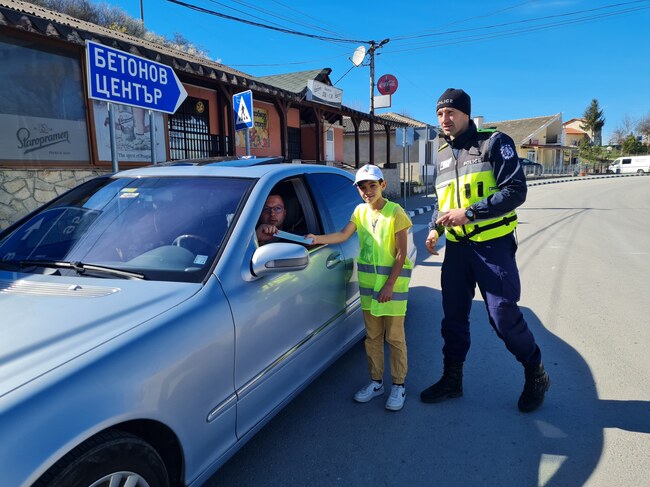 ОДМВР – Шумен: Ученици от СУ „Св. Паисий Хилендарски" във Върбица участваха в изнесен урок на тема „Безопасно движение по пътищата"
