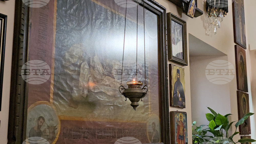 Сливен - църквата „Св. Троица“ - литургия