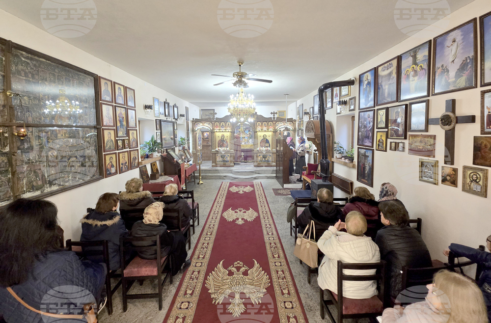 Сливен - църквата „Св. Троица“ - литургия