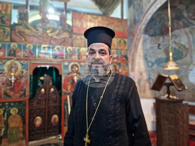 Не какво ще сложим на масата е важно в днешния ден, а с каква мисъл ще се обградим, каза отец Костадин от брезнишкия храм „Св. Петка“