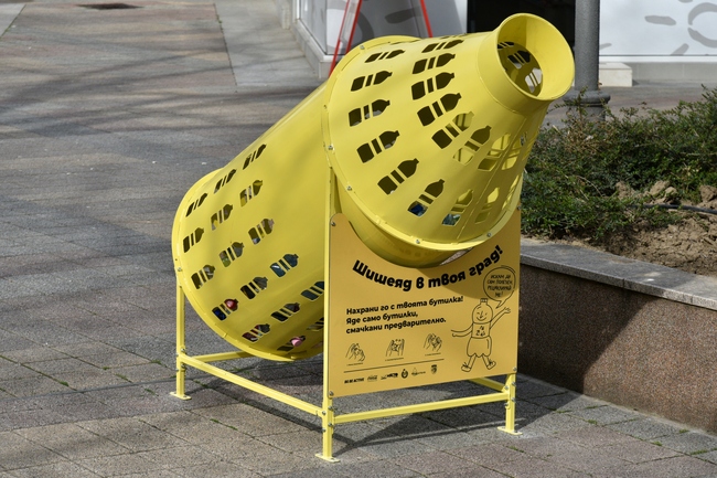 Община Сливен: Шишеяд събира отпадъци от пластмасови бутилки до заведения на пешеходната зона в Сливен