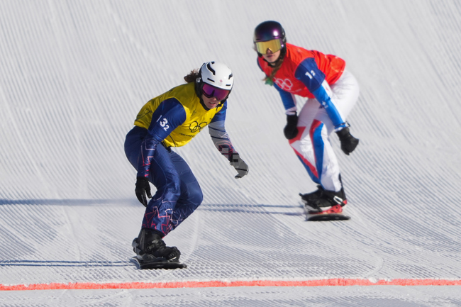 Великобритания стана олимпийски шампион в смесеното отборно състезание по сноубордкрос в Милано-Кортина
