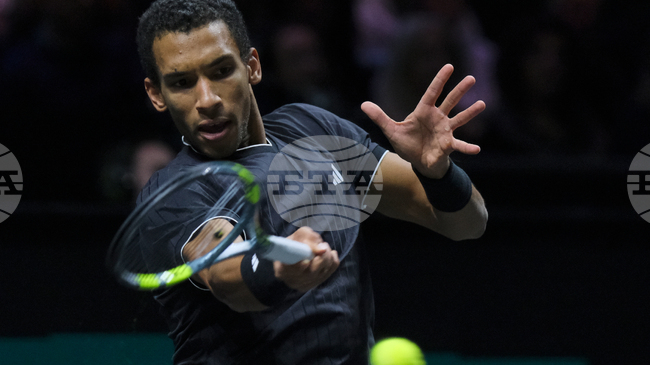 Водачът в схемата Феликс Оже-Алиасим и бившият шампион Даниил Медведев се класираха за четвъртфиналите на тенис турнира в Дубай