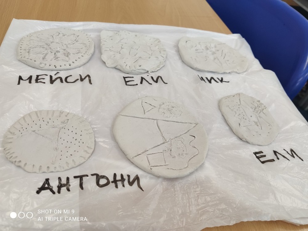 Глинени предмети от епохата на неолита изработиха децата от родно училище в Рединг