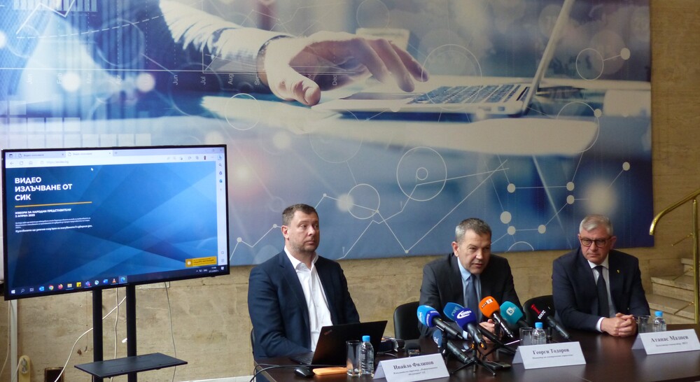 МЕУ демонстрира системата за видеонаблюдение и видеозаснемане при броене на бюлетините след края на изборния ден 