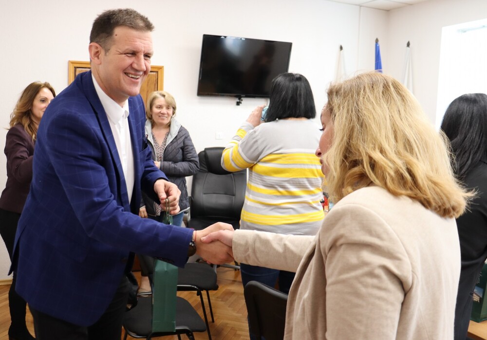 Кметът на Община Хасково Станислав Дечев поздрави работещите на социални услуги в Община Хасково по повод Световния ден на социалната работа