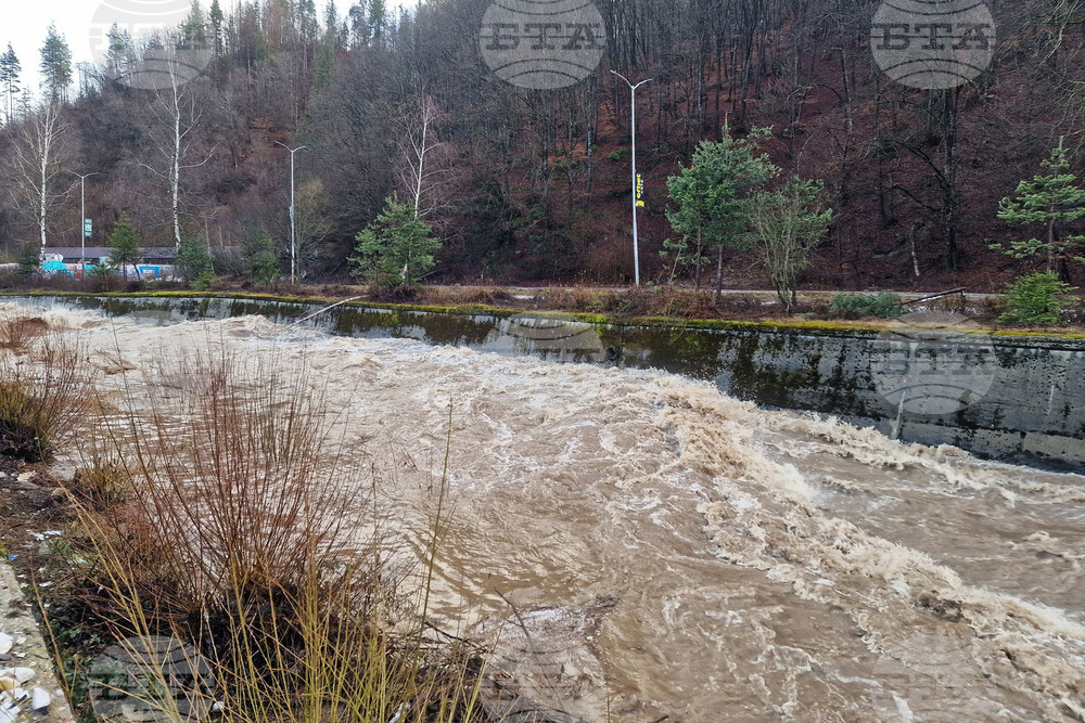 Временни ограничения на движението са въведени по пътищата Смолян - Пампорово и Широка лъка - Девин заради паднали скални отломки